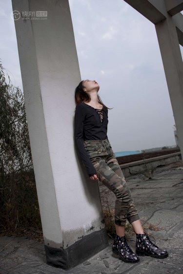 女生穿露胸衣服