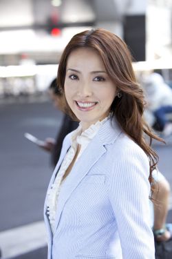 戴着小玩具练瑜伽